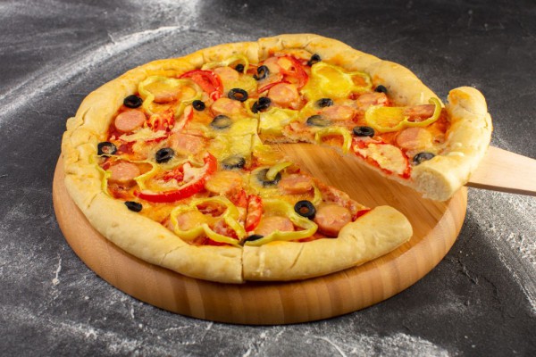 Pizza Pinggiran Isi Keju Lumer, Resep Anti Gagal di Rumah
